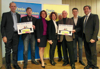 Alexander Buda (links) und Ulrich van Bebber (3. von rechts) fordern gemeinsam mit weiteren FDP-Vertretern eine neue Rheinquerung