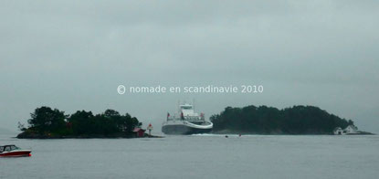 Le ferry se glisse entre les îles