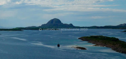 Vue (de loin) sur Torghatten