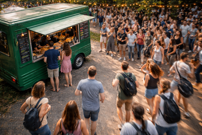 Menschenmenge stürmt auf grünen Foodtrailer zu