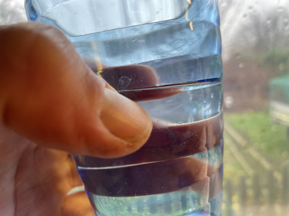 Wasser trinken zur Reinigung des Systems Mensch