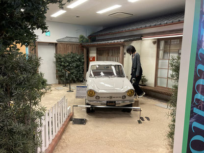 スズキ歴史館の「わが家のフロンテ」。映画・ALWAYS 三丁目の夕日のセットのような見せ方が楽しい