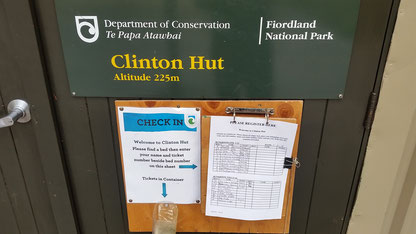 Clinton HutのCHECK IN