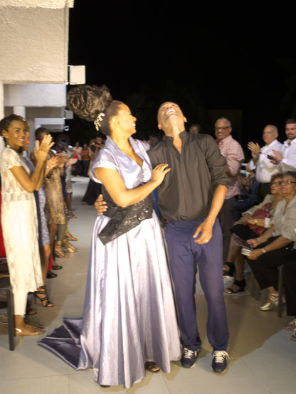 Mounia Orosemane, artiste et ancienne égérie d'Yves Saint-Laurent et le styliste Kevin O'Brian en plein bonheur à la fin du défilé. (Photos : Célia Labry)