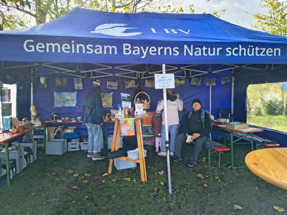 Mit Sitzgelegenheiten und viel Platz bot unser Pavillon einen angenehmen Raum für viele Gespräche, Austausch und Information, auch wenn mal ein Regenschauer vorbeikam.