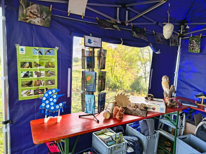 Mit viel Infomaterial bestückt, kann jeder gut in den Naturschutz vor Ort eintauchen. Unser Werbemittelvogel versehen mit Magnete und Einkausfwagenchips kam richtig gut an.