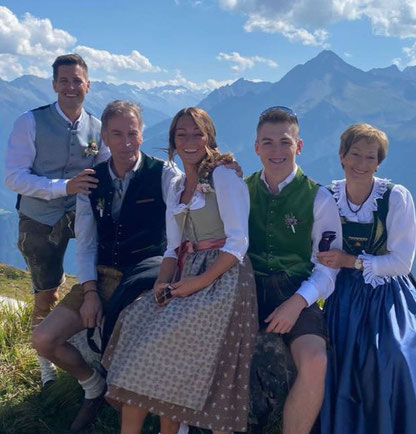 Familie Geisler - Carina Geisler in der Bildmitte