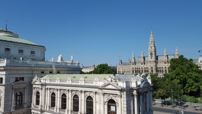 (c) Herbert Wagner (2015), Blick von der SPÖ-Zentrale über das Burgtheater auf das Wiener Rathaus