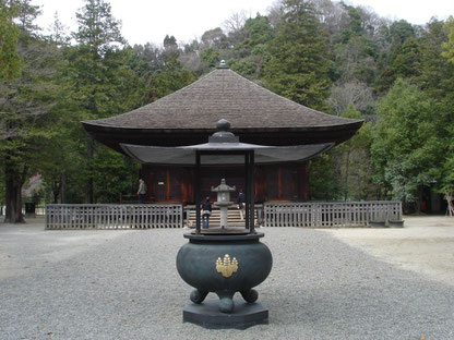 国宝 願成寺阿弥陀堂を正面にのぞむ