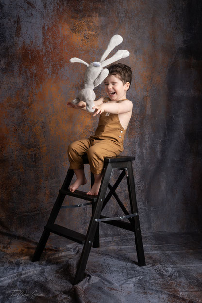 Photographie d'une mère qui porte son enfant 