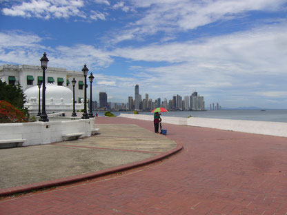 Auf der Promenade in Casco Viejo ( Altstadt ) mit Blick auf das neue Panama City