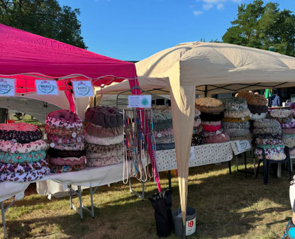 Auch bei der lieben Nikki Kunze gibt es erstklassige Bettchen und Decken für eure Vierbeiner. Hier könnt ihr individuelle Wünsche äußern!!! Schaut mal vorbei: INSTAGRAM: @waldseenaehzauber