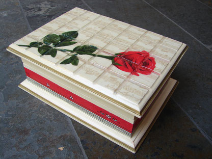 Caja cuadriculada resina "Rosa pauta musical"