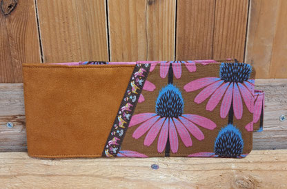 porte-chéquier horizontal femme en suédine caramel et tissu avec de grandes fleurs, patte de fermeture, protection pour chéquier souche à gauche