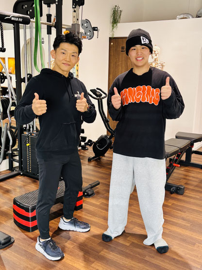 高校野球に向けた身体づくりをサポート🔥 10/14にご入会いただいた中学3年生の野球少年⚾️  来年入学する高校から 「全体的に筋力アップをしてほしい」 との指示があり、ご来店くださいました😊  本人からも「ムキムキになりたい！」 という目標を聞かせてもらい、高校野球に向けた身体づくりのサポートをさせていただきました💪  MYTRAでは、 ・筋肉を大きくするための食事指導 ・全体的な筋力アップのためのトレーニング ・野球に活きる競技特異的なトレーニング ・身体の硬さ改善のためのセルフストレッチ ・高