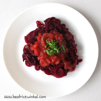 Beatrice Winkel - Pasta aus Roter Bete mit pikanter Tomatensauce
