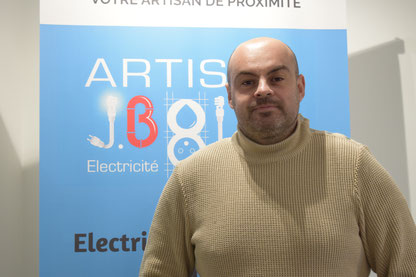 Jérôme BOURMAUD, électricien, plombier, chauffagiste à Casson devant son véhicule