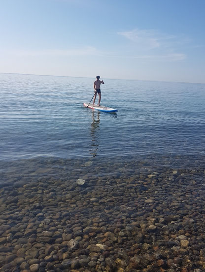 Fehmarn SUP Stand-Up Board auf glasklarem Wasser