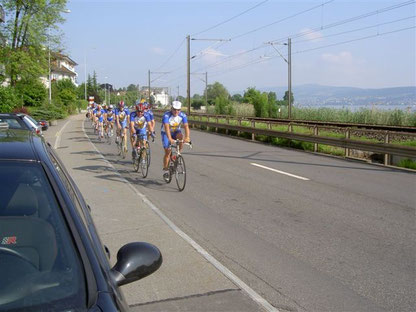 Züri 2 in voller Fahrt, angeführt von Heinz Heinemann