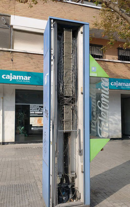 Vandalismo urbano: Cabina de teléfono destrozada en la ciudad de Valencia.