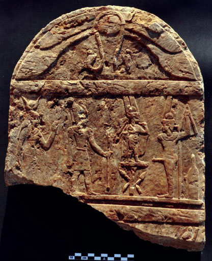Stèle de style pharaonique mais d'époque romaine. De la gauche: Hathor/Isis, un empereur romain dont le nom a été perdu, Harpocrate et Min/Pan (S.E. Sidebotham)