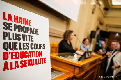 Pancarte portant l'inscription suivante : La haine se propage plus vite que les cours d'éducation à la sexualité.