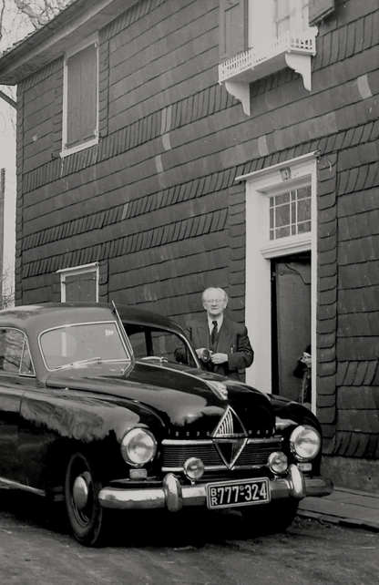 Historical photo: Hanns Heinen around 1958 in front of the "Black House" in Solingen