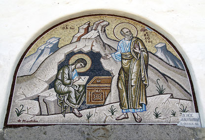 In der orthodoxen Tradition hat "Johannes der Theologe" das Evangelium, die Johannes-Briefe und die Apokalypse,. Hier sehen wie ein Mosaik in einem nach ihm benannten Kloster in Patmos/Griechenland. 