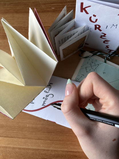 Beim Erstellen von Zines können Kinder und Jugendliche auf viele unterschiedliche Arten kreativ werden. (Bild: Maike Frie)