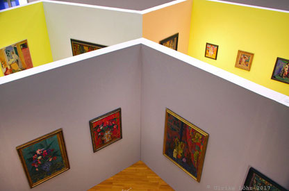 Blick von oben in die Ausstellung im Buchheim-Museum
