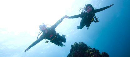 Photo of divers drifting with the current during a PADI Drift dive specialty course in Nusa Penida