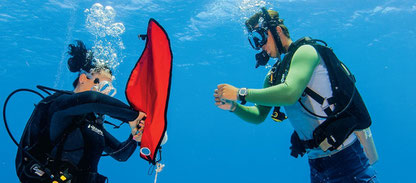 Photo of diver using a lift bag during the PADI specialty course Search & Recovery in Nusa Penida