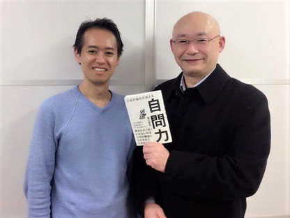 堀江信宏さん(左)とご著書「自問力」(ダイヤモンド社)