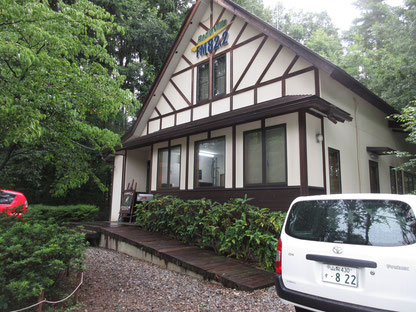 八ヶ岳らしい雰囲気の建物のスタジオ ここでは収録のみで放送局は韮崎にあるらしい 停まっている車のナンバーもなんと「822」!