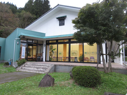 展示も終了した薄暮の会場 中の照明が映えてきれいに見える