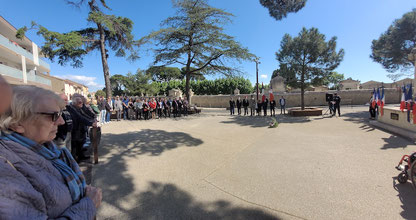 Les Sauviannais rassemblés devant le monument aux morts pour ce 8 mai 2025 - Photo Isabelle Thouron