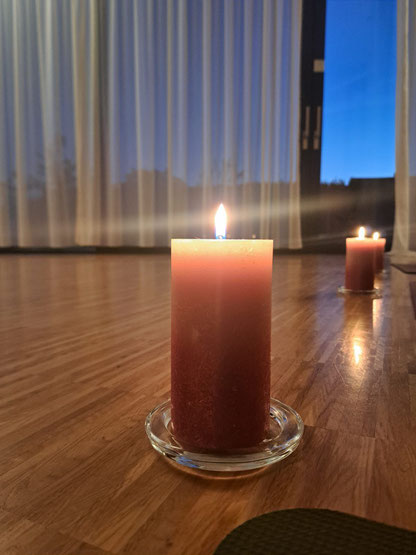 Kerzen und Vorhang im Yogaraum