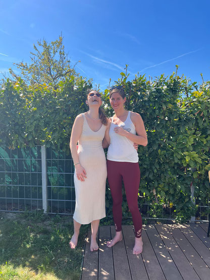 Claudia mit Verena am Ausbildungs-Abschluss-Tag stehend im Garten