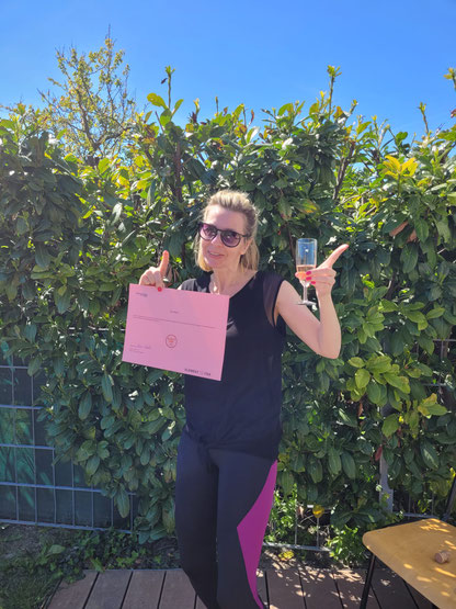 Jacqueline mit dem 200h Element Yogalehrer*innen Zertifikat stehend im Garten