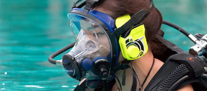 Plongeur avec un masque intégral pour la spécialité full face mask dans la piscine du centre de plongée à Nusa Penida.