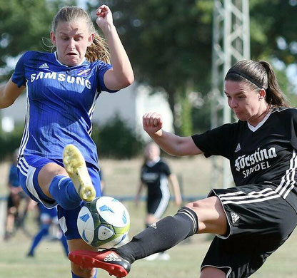 Leidenschaftlich: Jana Schwaab (l., hier gegen Gläserzells Michelle Schneider) glaubt an ihr Team. Foto: Pressebilder Hahn