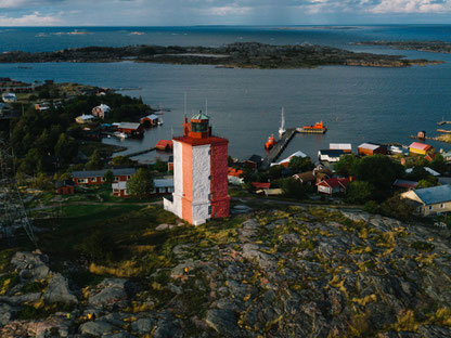 der rot-weiße, längsgestreife, eckiger Utö-Leuchtturm auf der Insel Utö im Archipelago vor Turku © Business Finland - Südfinnland und Tallinn-Rundreise mit My own Travel