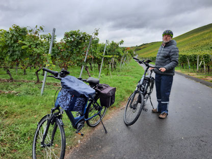 Cachetour durch die Weinberge im Regen