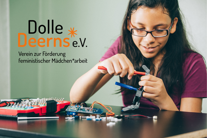 Mädchen arbeitet mir technischen Gegenständen