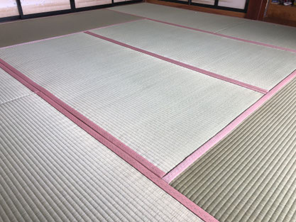 新調された畳とピンクの畳縁が並ぶ和室