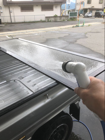 網戸はキレイに洗ってから張り替えます
