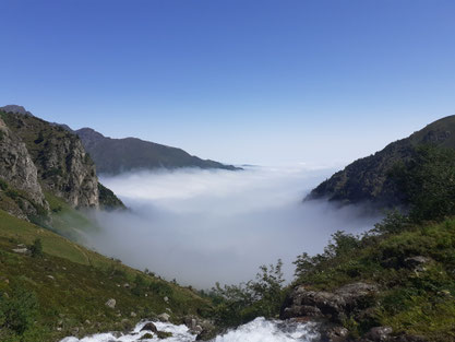 Sommet de montagne avec des nuages qui font penser a l'élévation qu'un coaching avec Alice Ruelloux permet