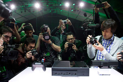 Nicht gerade schick, aber trotzdem begehrt: Die Xbox One nebst Controller und Kinect im Blitzlichtgewitter. Das Event war zwiespältig, aber wenigstens hat Microsoft seine Hardware schon gezeigt.