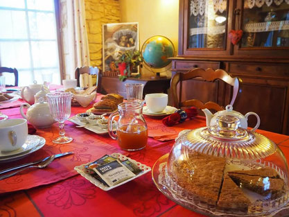 Table de petit-déjeuner bio et copieux avec produits faits maison et locaux à la maison d'hôtes La Lysiane en Dordogne.