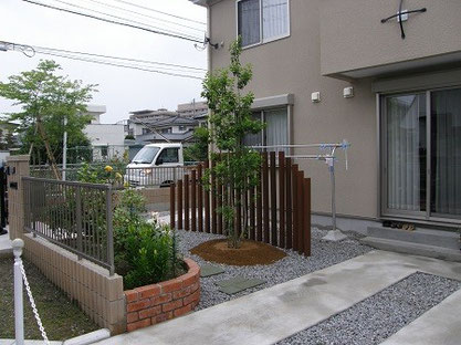 駐車場　花壇　植え込み